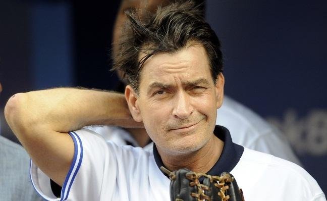 Sempre envolvido em pol&ecirc;micas, Charlie Sheen fez a revela&ccedil;&atilde;o pelo Twitter