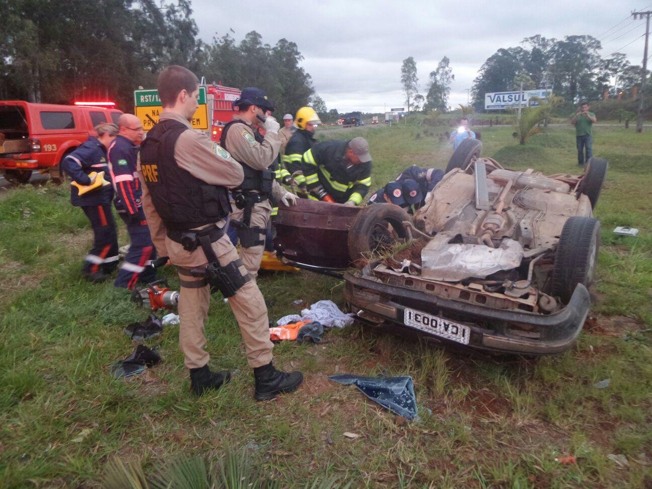 Condutor bateu no meio fio e precisou ser socorrido por ambul&acirc;ncia
