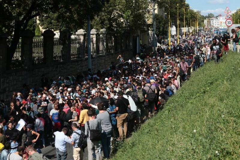 Milhares de migrantes saem a p&eacute; da esta&ccedil;&atilde;o de Budapeste