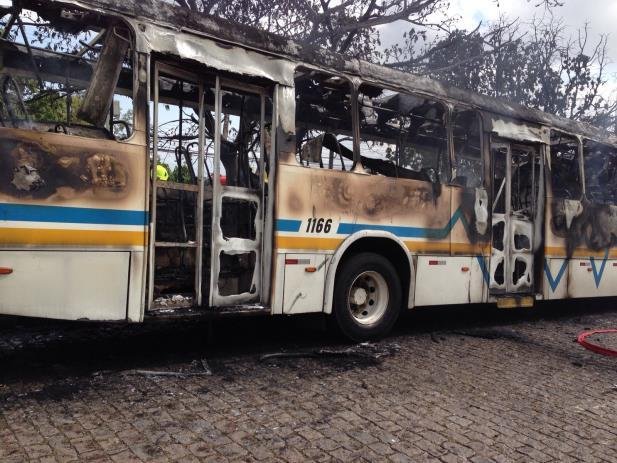 Dois &ocirc;nibus e uma lota&ccedil;&atilde;o foram queimatos no Morro Santa Tereza