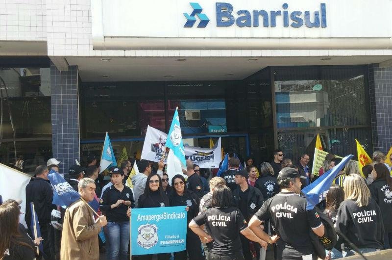 Servidores protestavam contra parcelamento de sal&aacute;rios