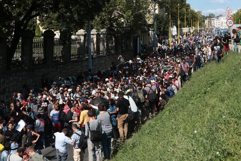 Mais de 1 mil migrantes deixaram a principal esta&ccedil;&atilde;o de trens de Budapeste e pretendem ir at&eacute; a &Aacute;ustria