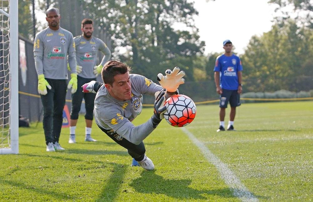 Goleiro do Gr&ecirc;mio come&ccedil;a partida, com Jeferson e Alisson no banco