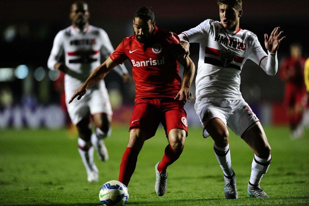 Lisandro L&oacute;pez foi um dos atacantes que desperdi&ccedil;ou boa chance de gol no primeiro tempo