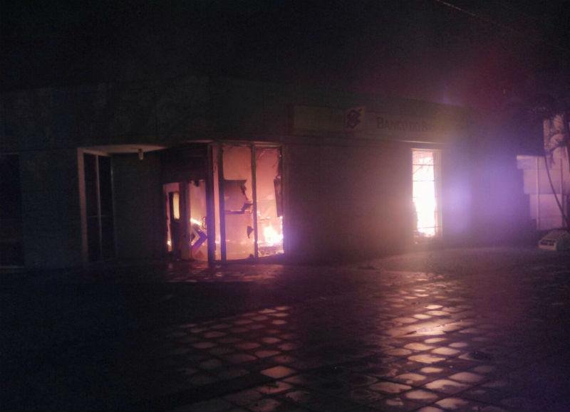 Pr&eacute;dio do Banco do Brasil de Barra do Ribeiro pegou fogo ap&oacute;s ataque
