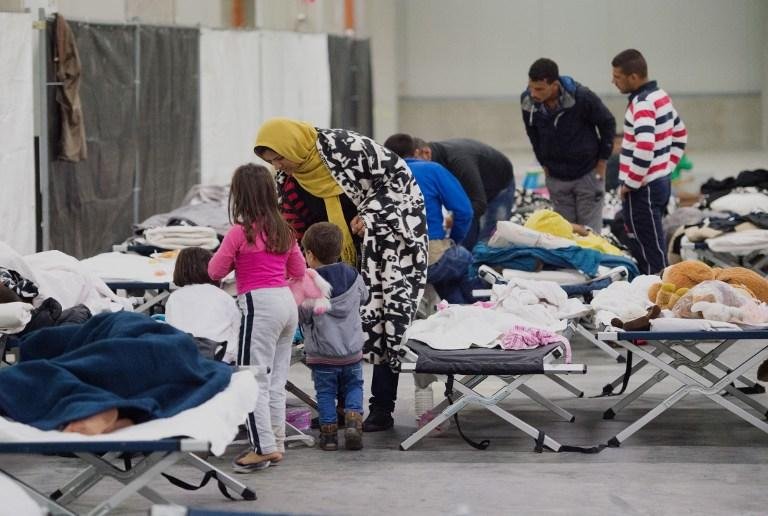 Refugiados que atravessaram a Hungria e a &Aacute;ustria se alojam em centro na Alemanha