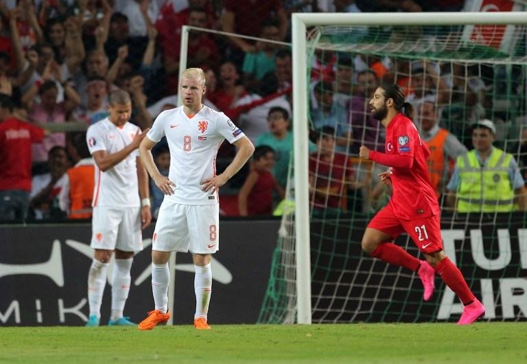 Goleada pela Turquia, Holanda se afasta da Eurocopa 2016