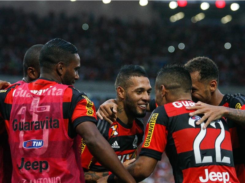 Flamengo vence cl&aacute;ssico contra o Fluminense por 3 a 1 e se aproxima do G4