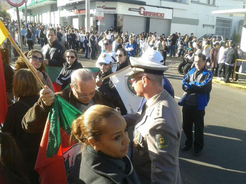 Coronel Bicca conversou com manifestantes, mas n&atilde;o chegou a acordo