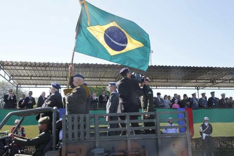Bandeira do Brasil &eacute; carregada de cabe&ccedil;a para baixo no desfile em Porto Alegre