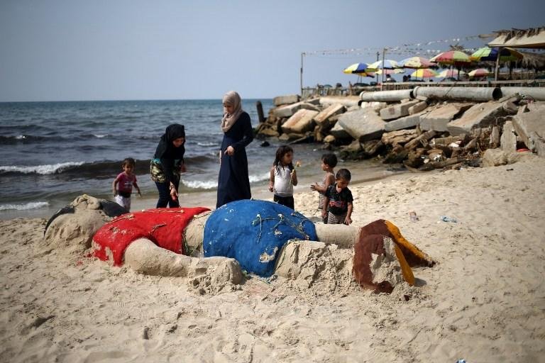 Escultura de areia em Gaza lembra menino s&iacute;rio afogado