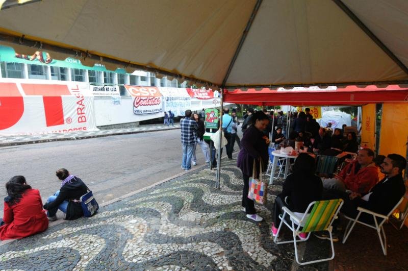 Servidores acampam em frente &agrave; sede do governo do RS 