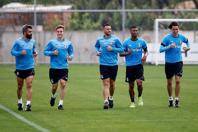 Jogadores titulares correram no gramado do CT Luiz Carvalho