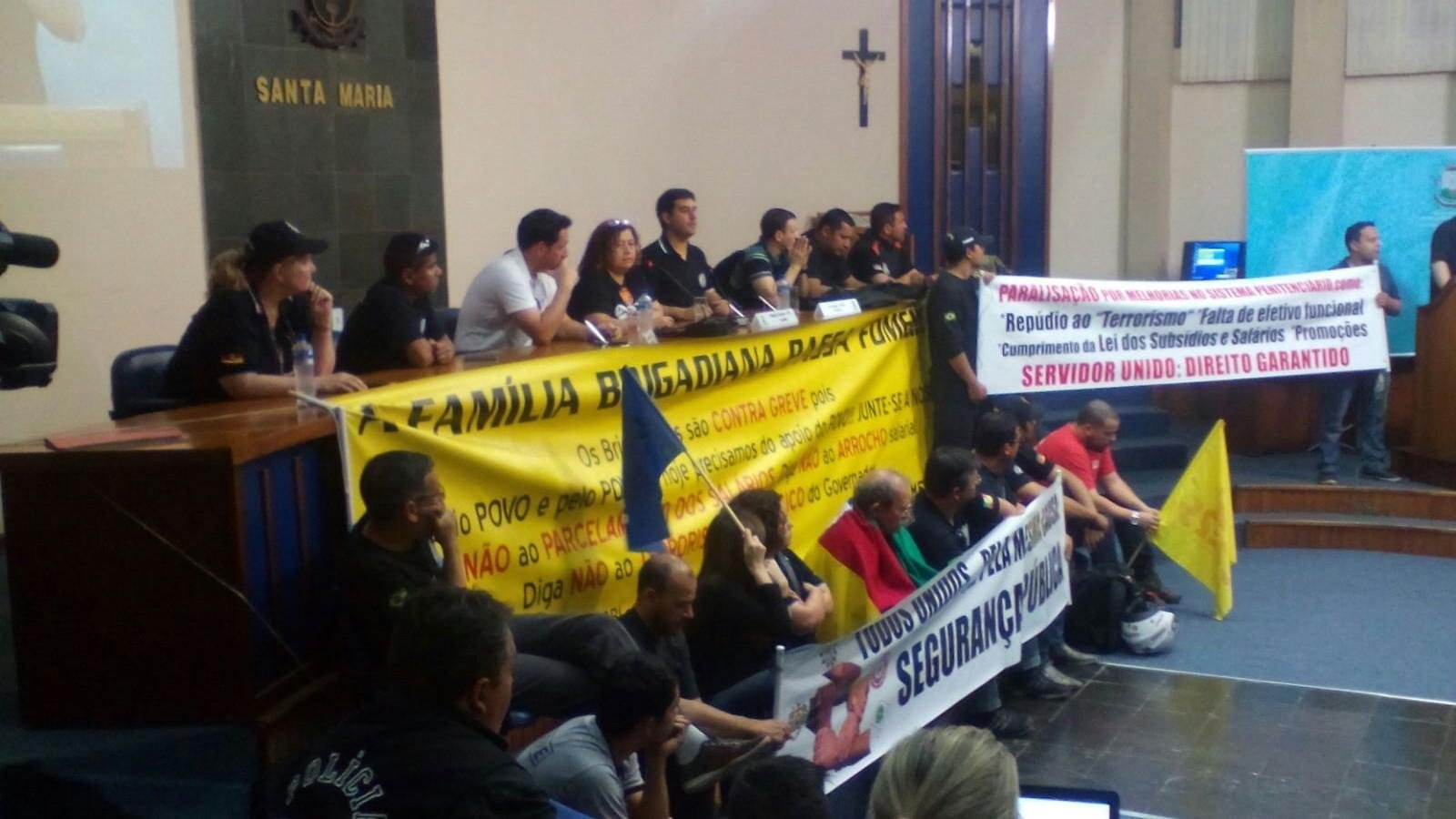 Manifestantes utilizam os espa&ccedil;os reservados aos parlamentares e integrantes da Mesa Diretora