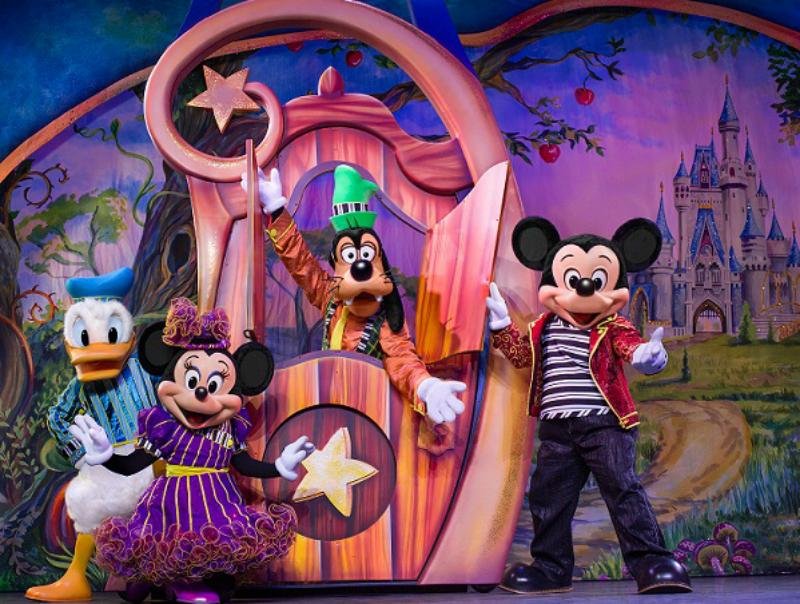 O Caminho M&aacute;gico de Mickey e Minnie traz diversos personagens da Disney