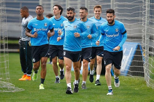 Gr&ecirc;mio de Douglas faz duelo contra Corinthians em S&atilde;o Paulo