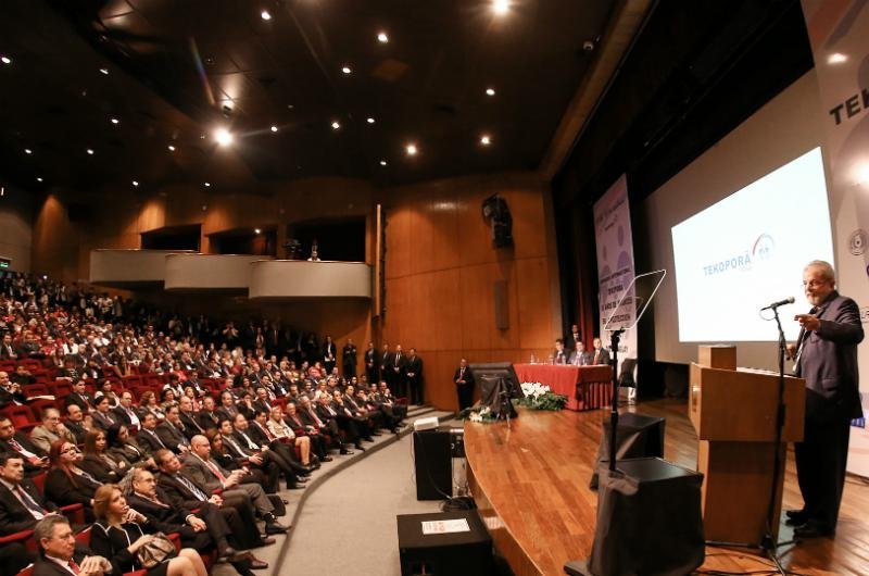 Ex-presidente foi convidado para palestrar no anivers&aacute;rio de 10 anos de programa social paraguaio