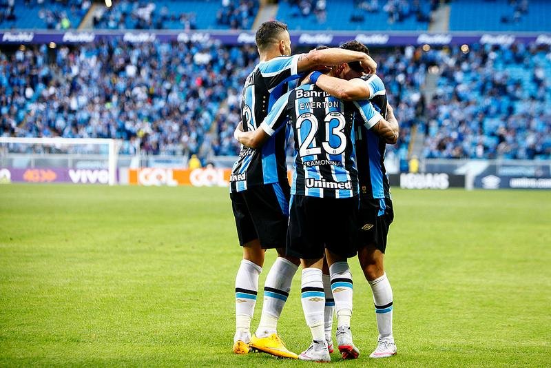 Gr&ecirc;mio encara o Corinthians para ficar a tr&ecirc;s pontos da lideran&ccedil;a