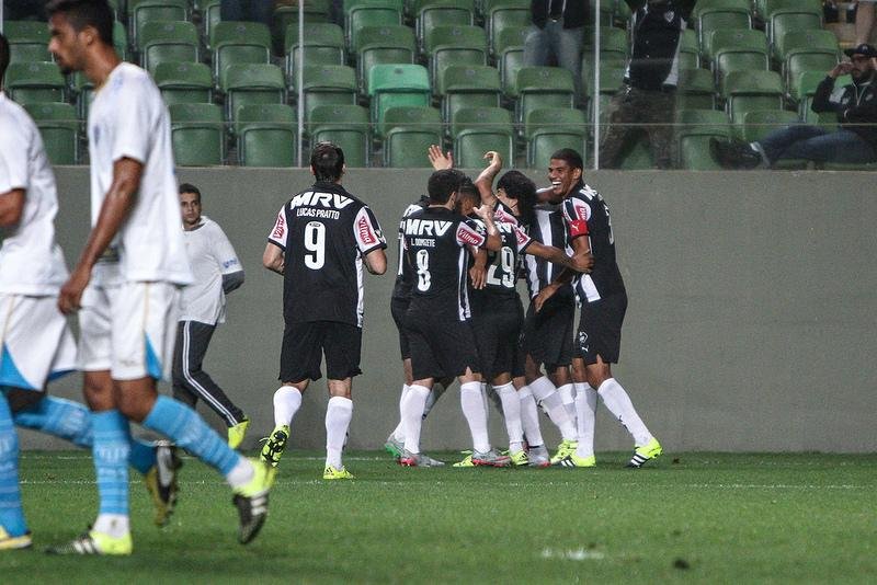 Atl&eacute;tico-MG derrota o Ava&iacute; em casa e continua na cola do l&iacute;der Corinthians