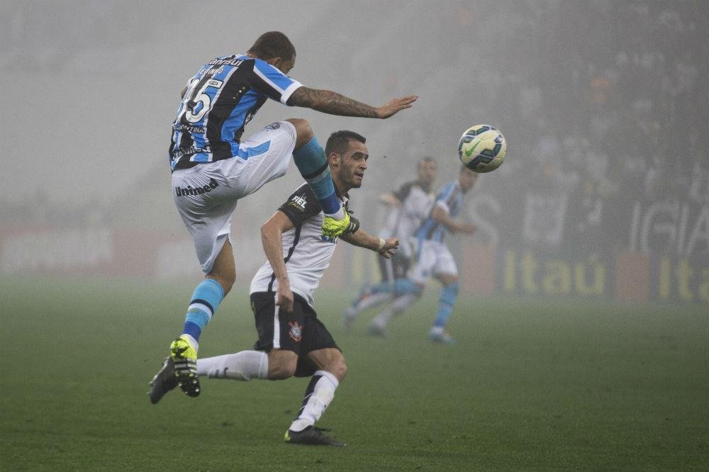 T&eacute;cnico afirma que Gr&ecirc;mio se beneficia por l&iacute;der ficar pressionado