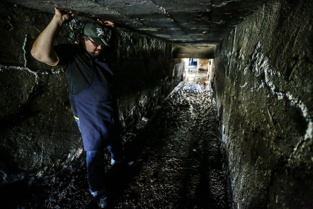 T&uacute;nel por onde as cinzas da queima do carv&atilde;o eram retiradas 