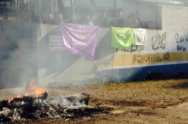 Manifestantes impedem sa&iacute;das de &ocirc;nibus em Erechim 