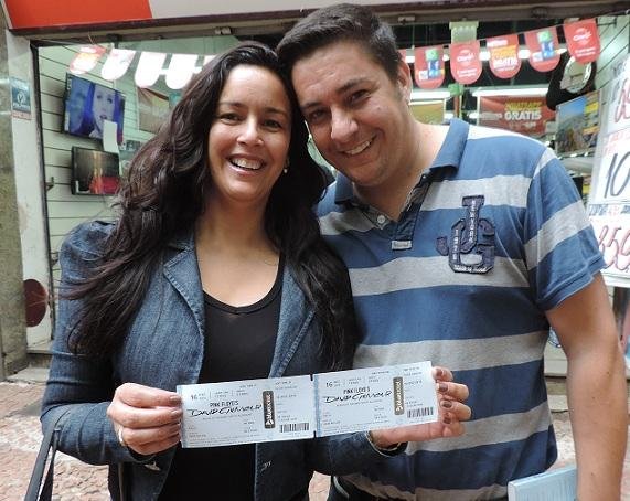 Contentes, Jacilaine e Marco Ant&ocirc;nio exibem seus ingressos