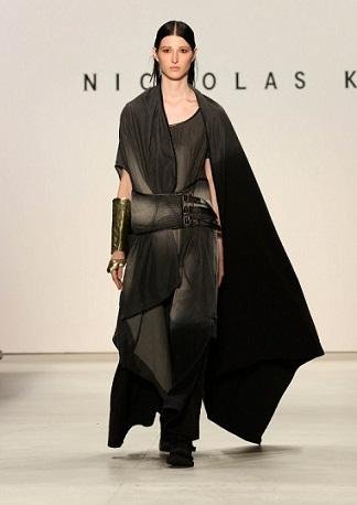Grandes ponchos e cores monocrom&aacute;ticas marcaram desfile da Nicholas K