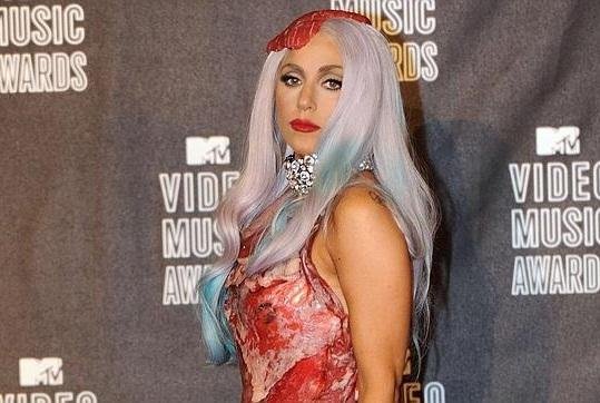 Cantora causou pol&ecirc;mica ao usar o vestido