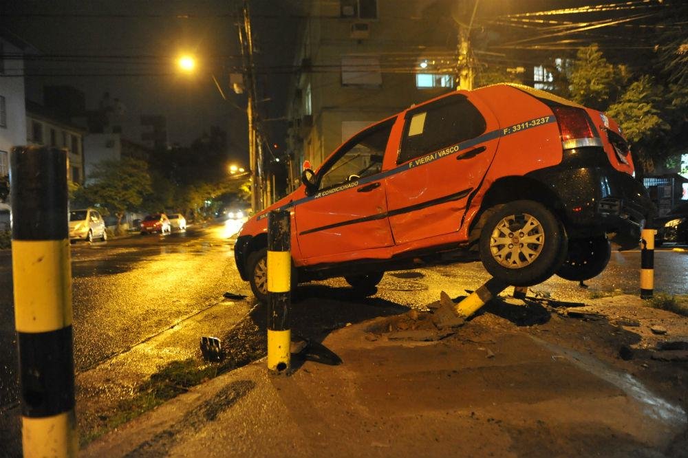 Prote&ccedil;&atilde;o na cal&ccedil;ada tinha sido reformada h&aacute; pouco e foi novamente danificada
