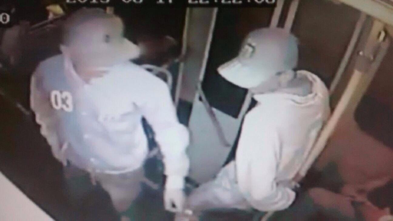 Detidos adolescentes suspeitos de matar jovem em &ocirc;nibus de Viam&atilde;o