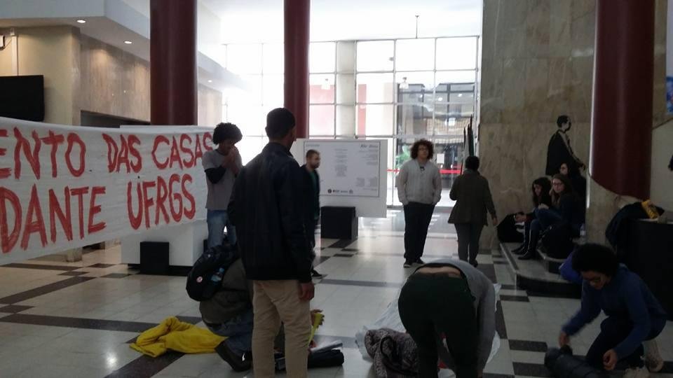 Estudantes ocupam Reitoria da Ufrgs em Porto Alegre
