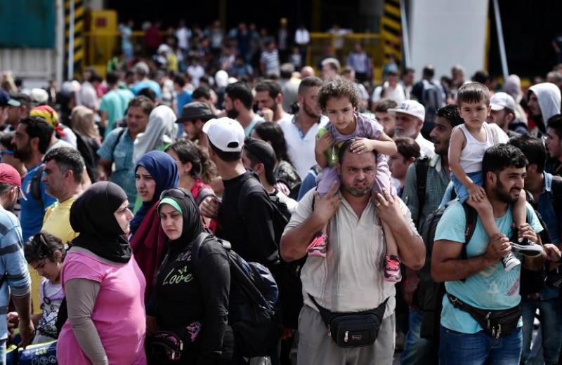 Mais de 430 mil migrantes cruzaram o Mediterr&acirc;neo em 2015