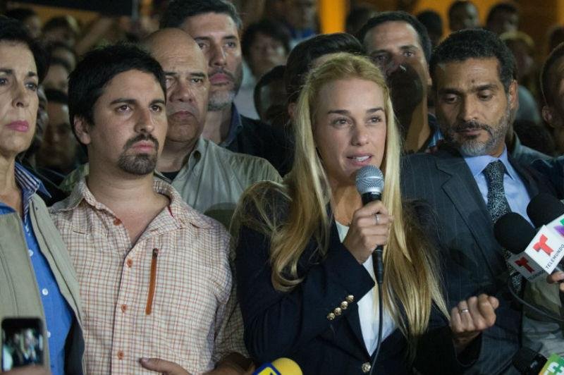 Lilian Tintori, esposa de L&oacute;pez, convocou os simpatizantes de seu marido para se concentrarem e repudiar a senten&ccedil;a