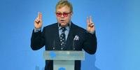 Elton John relembrou episódios onde homossexuais foram hostilizados no país