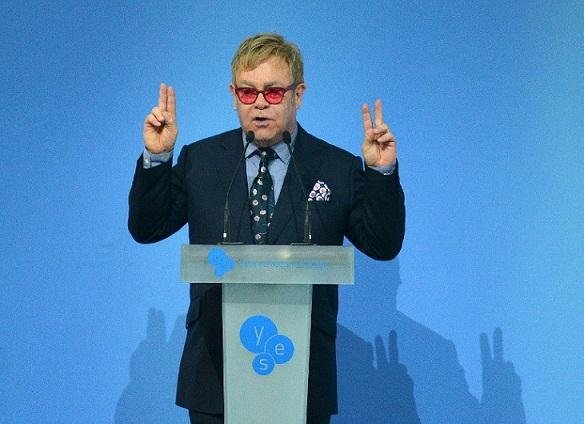 Elton John relembrou epis&oacute;dios onde homossexuais foram hostilizados no pa&iacute;s