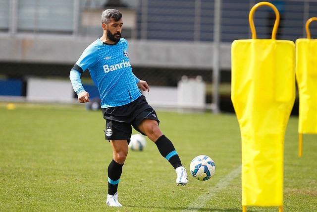 Douglas est&aacute; confirmado no time do Gr&ecirc;mio