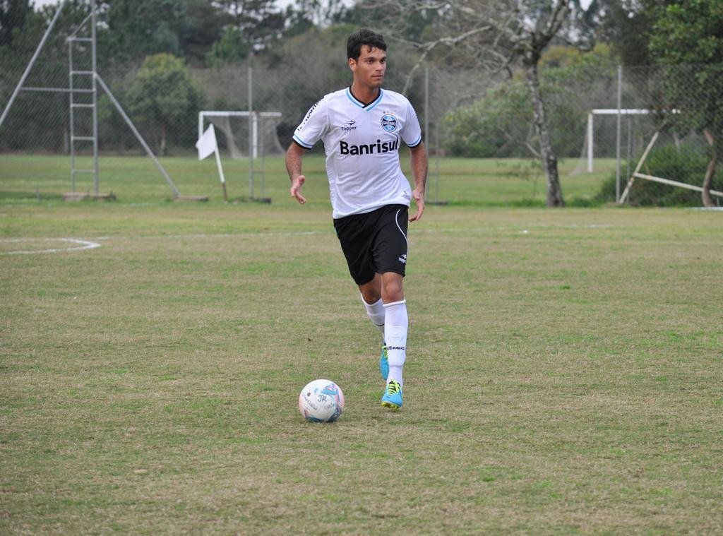 Thyere formar&aacute; a dupla de zagueiros com Erazo