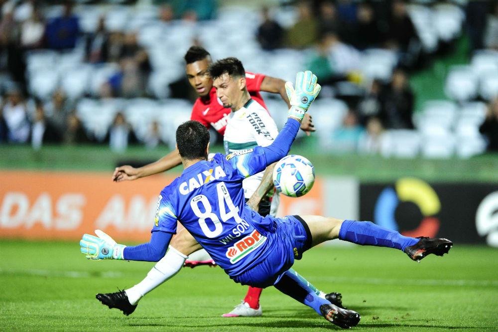 Vitinho no lance que gerou o gol da partida contra o Coritiba, no Couto Pereira