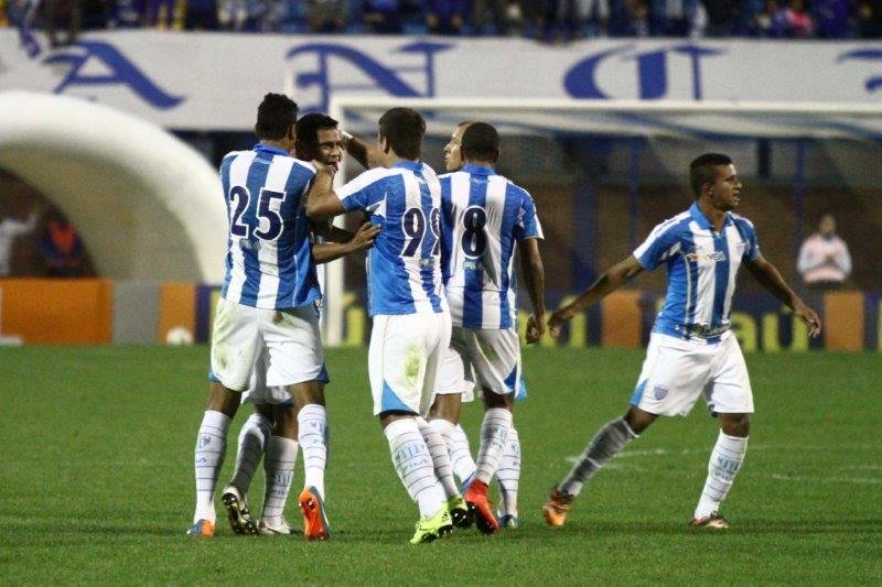 Ava&iacute; vira no fim e bate o Goi&aacute;s em casa