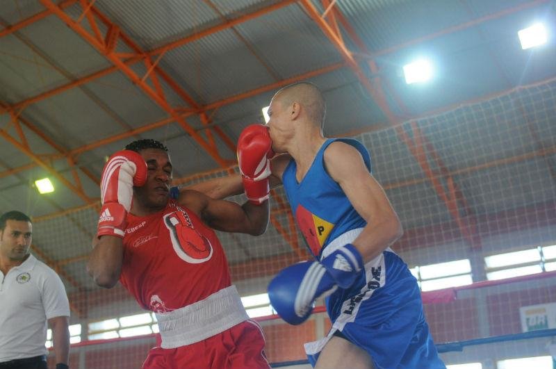 Jovens buscam lugar na sele&ccedil;&atilde;o permanente