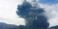 Japão recomenda a turistas que se afastem de vulcão que entrou em erupção 