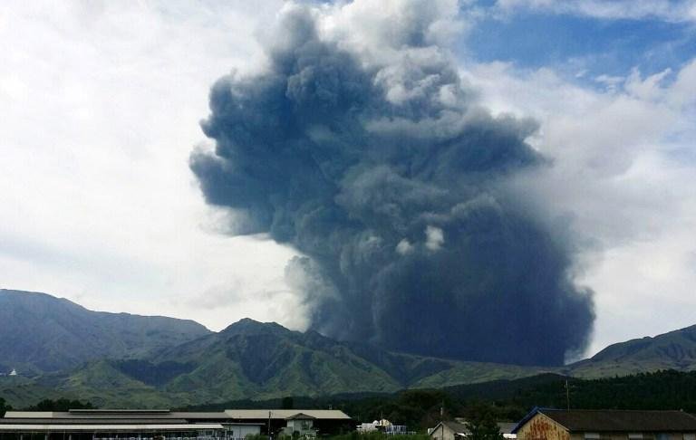Jap&atilde;o recomenda a turistas que se afastem de vulc&atilde;o que entrou em erup&ccedil;&atilde;o 