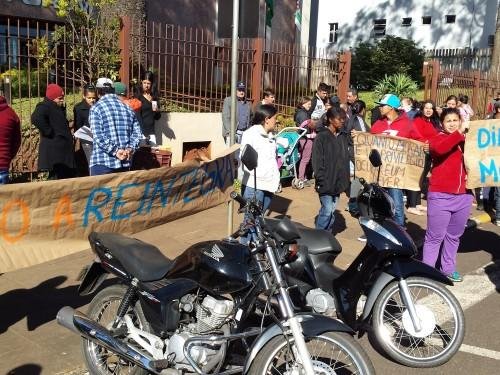 Grupo realiza manifesta&ccedil;&atilde;o em frente ao f&oacute;rum de Erechim 