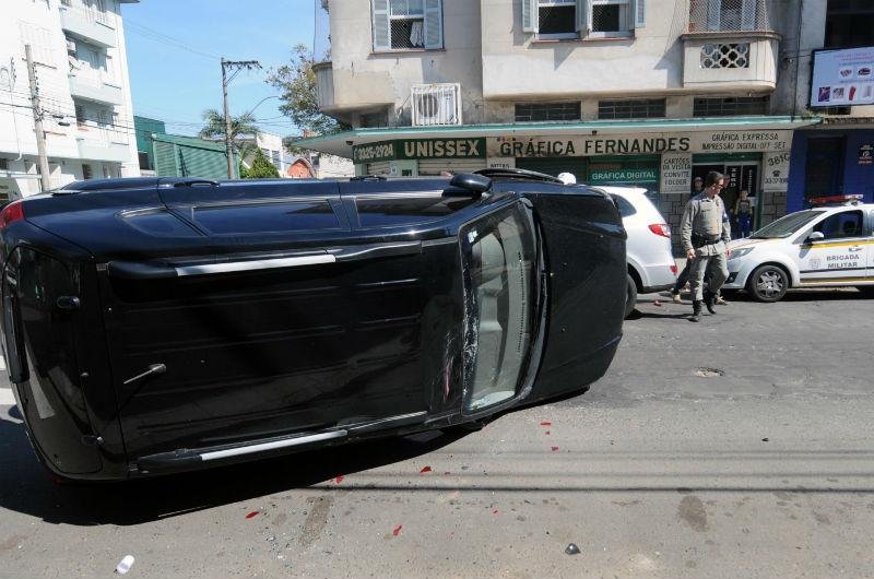 Tucson preta tombou na avenida ap&oacute;s acidente