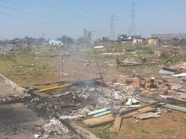 Alguns moradores chegaram a queimar as pr&oacute;prias casas