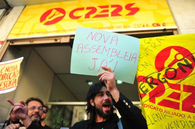 Professores pedem nulidade de assembleia que definiu fim da greve