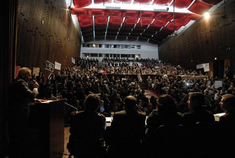 Teatro Dante Barone ficou lotado para assembleia p&uacute;blica