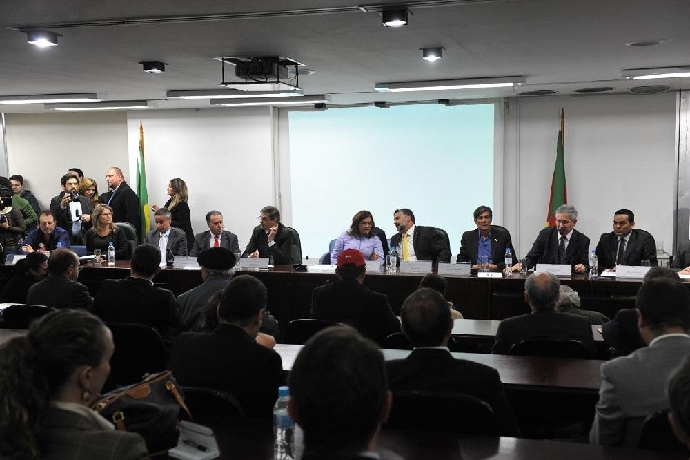 Audi&ecirc;ncia p&uacute;blica lotou o plenarinho da Assembleia