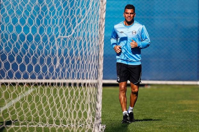 Volante correu ao redor do gramado de t&ecirc;nis e goleiro n&atilde;o apareceu para atividade com bola